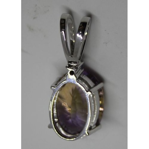 427 - WHITE GOLD PENDANT SET OVAL LILAC COLOUR STONE - MARKED 375 (5g)