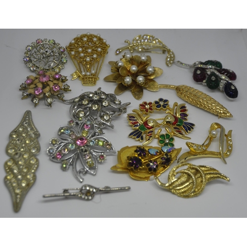 435 - VARIOUS BROOCHES