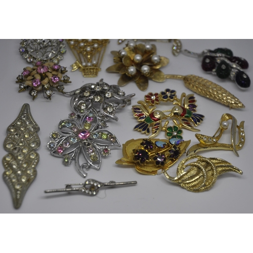 435 - VARIOUS BROOCHES