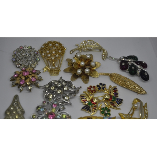 435 - VARIOUS BROOCHES