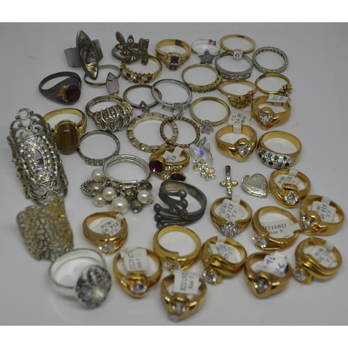 440 - QUANTITY OF COSTUME JEWELLERY RINGS