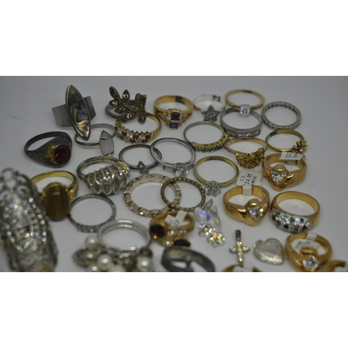 440 - QUANTITY OF COSTUME JEWELLERY RINGS