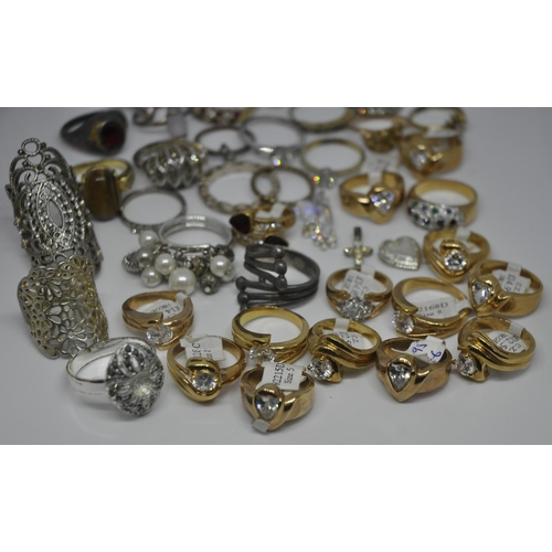 440 - QUANTITY OF COSTUME JEWELLERY RINGS