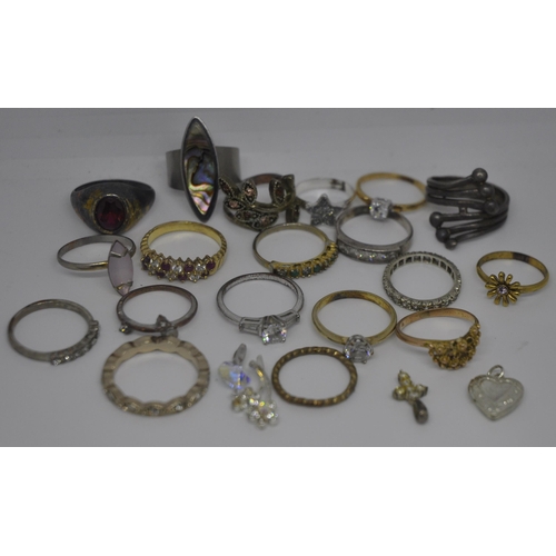 440 - QUANTITY OF COSTUME JEWELLERY RINGS