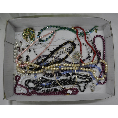 25 - TRAY OF COSTUME JEWELLERY BROOCHES ETC