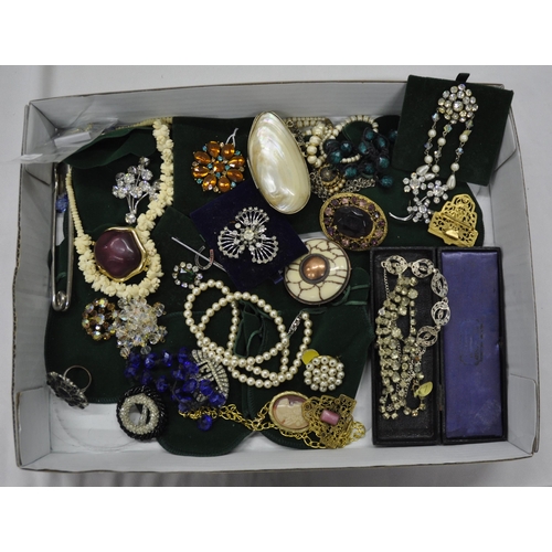 25 - TRAY OF COSTUME JEWELLERY BROOCHES ETC