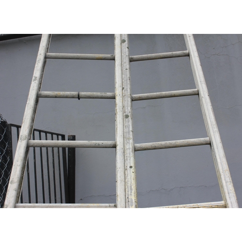 86 - ALUMINIUM EXTENSION LADDER