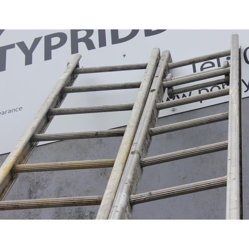 86 - ALUMINIUM EXTENSION LADDER