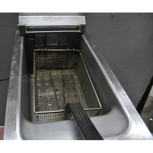 106 - LINCAT SINGLE PAN ELECTRIC FRYER