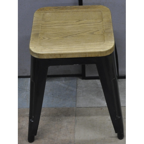 127 - 7 LOW BLACK METAL FRAME STOOLS