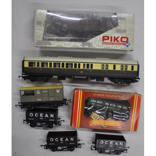 131 - VARIOUS MODEL RAILWAY, BUILDINGS, SCENERY AND CARRIAGES