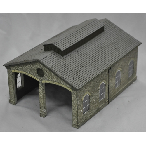 131 - VARIOUS MODEL RAILWAY, BUILDINGS, SCENERY AND CARRIAGES