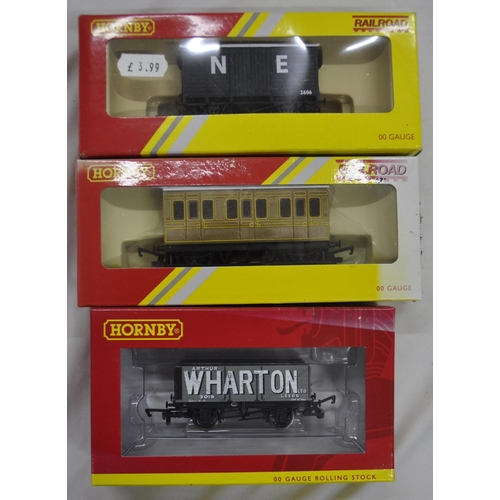 142 - HORNBY R6369 BREAKDOWN CRANE AND 6 HORNBY CARRIAGES