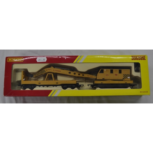 142 - HORNBY R6369 BREAKDOWN CRANE AND 6 HORNBY CARRIAGES