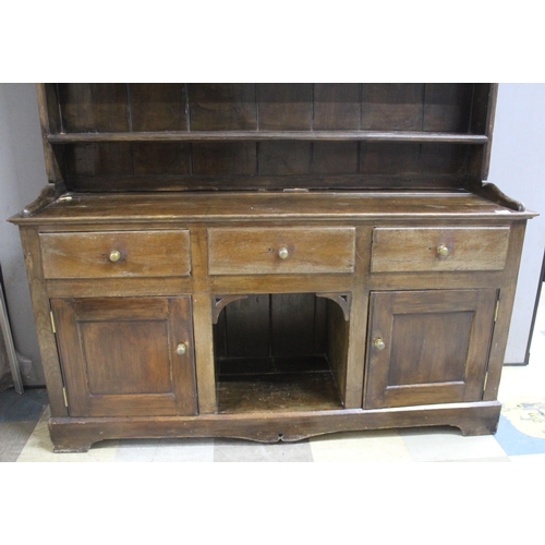 148 - OAK WELSH DRESSER WITH SLATTED RACK OVER DOG KENNEL BASE - HANDLES HAVE BEEN CHANGED, SPLIT TO BASE