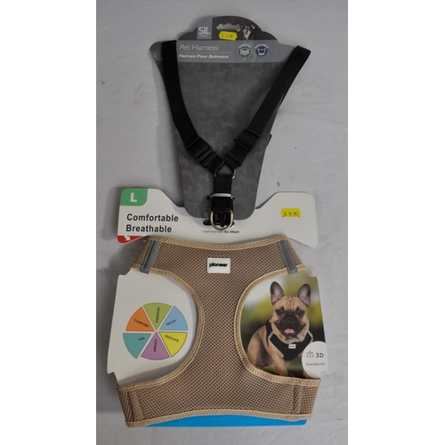 199 - 6 DOGS HARNESSES & 4 BOWLS