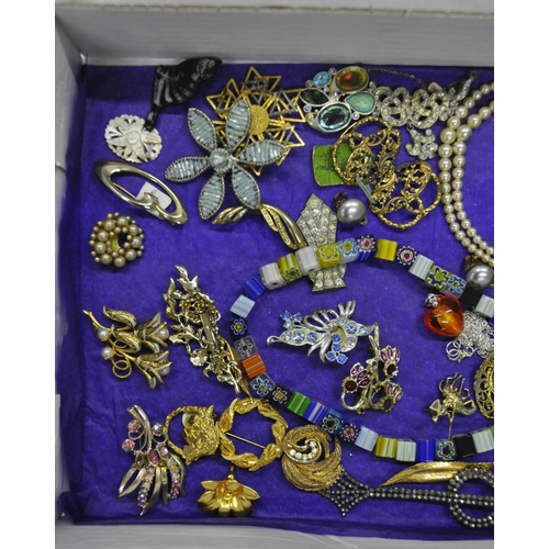 230 - TRAY OF COSTUME JEWELLERY BROOCHES ETC