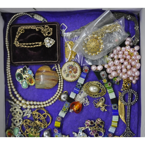 230 - TRAY OF COSTUME JEWELLERY BROOCHES ETC