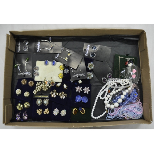 285 - 4 TRAYS OF COSTUME JEWELLERY