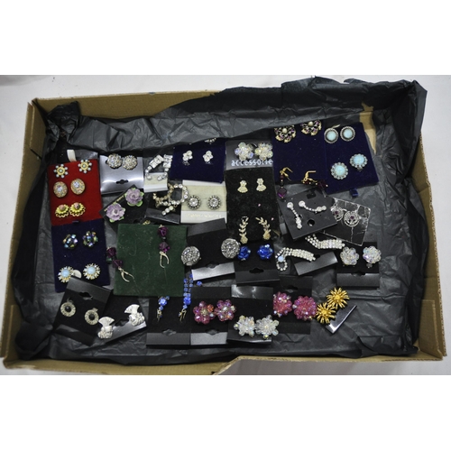 285 - 4 TRAYS OF COSTUME JEWELLERY