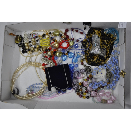 285 - 4 TRAYS OF COSTUME JEWELLERY