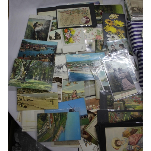 318 - LARGE QUANTITY OF POSTCARDS DATING FROM WWI TO 1960s