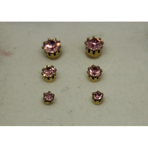 370 - 5 RINGS (VINTAGE MARCASITE RING, AMBER & CLEAR STONE RING, 3 OTHERS)  & 3 PAIRS OF PINK... 