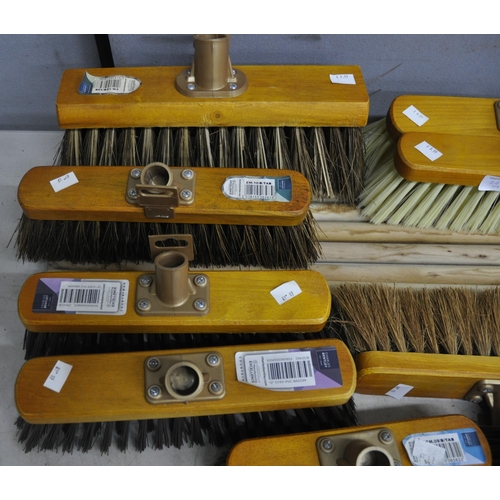 6 - 9 VARIOUS BRUSH HEADS AND 8 WOODEN HANDLES