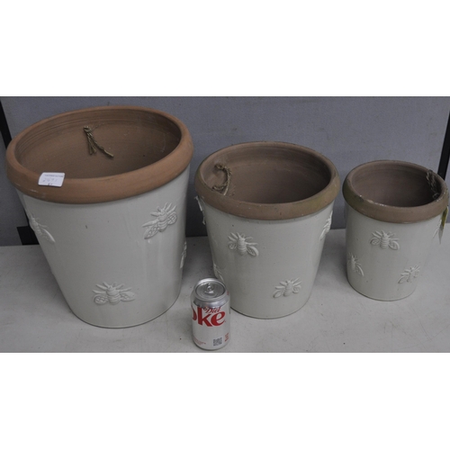 179 - SET OF 3 GRADUATED BEE DESIGN PLANTERS