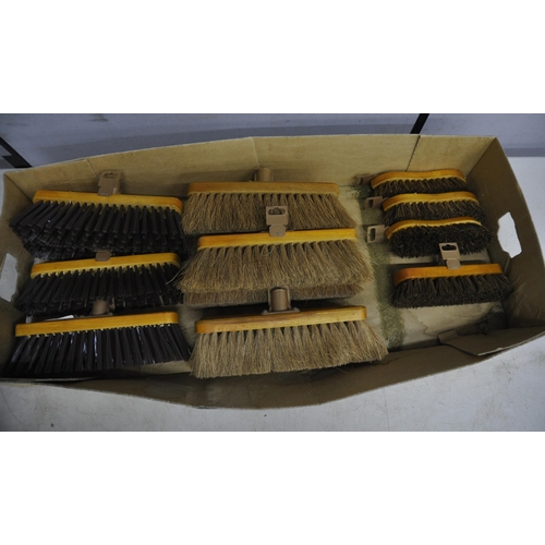 258 - 11 VARIOUS BRUSH HEADS AND 3 SCRUBBING BRUSHES