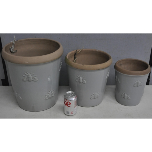 260 - SET OF 3 GRADUATED BEE DESIGN PLANTERS