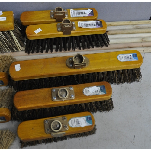 307 - 9 VARIOUS BRUSH HEADS AND 7 WOODEN HANDLES