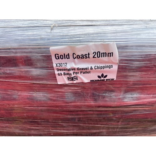 326 - PALLET (63 PACKS) OF MEADOW VIEW GOLD COAST CHIPPINGS 20mm