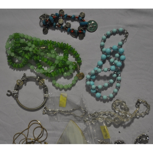 339 - BOX COSTUME JEWELLERY AND SILVER COLOURED JEWELLERY MARKED 925