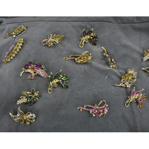 340 - QUANTITY OF COSTUME JEWELLERY BROOCHES ON CUSHION AND QUANTITY OF PIN BADGES