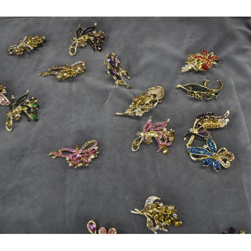 340 - QUANTITY OF COSTUME JEWELLERY BROOCHES ON CUSHION AND QUANTITY OF PIN BADGES