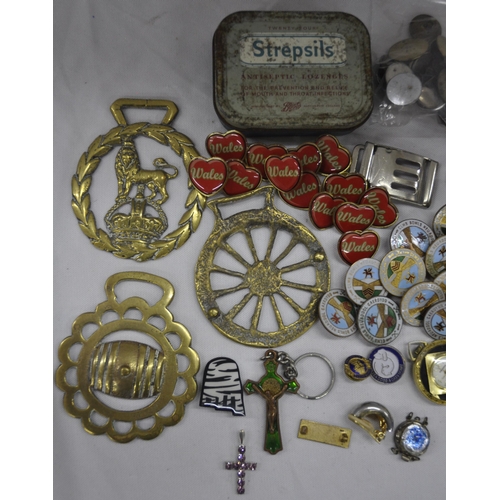 341 - BAG OF PIN BADGES, POCKET WATCH, BRASS MARTINGALES ETC