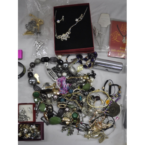 348 - BAG EMPTY JEWELLERY BOXES AND 2 BAGS OF COSTUME JEWELLERY INCLUDING WATCHES, BRACELETS AND RINGS