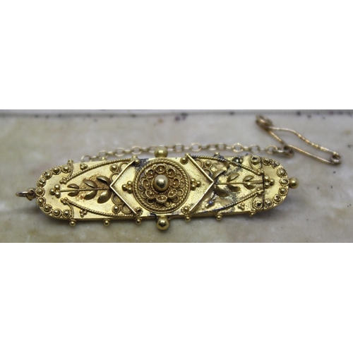 357 - MID 19th CENTURY 'ETRUSCAN' REVIVAL BROOCH IN PERIOD BOX (4.8g) MARKED 15ct