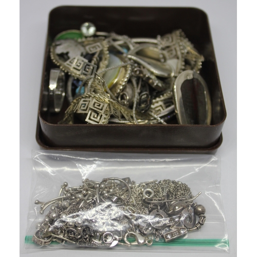 380 - QUANTITY OF SILVER (APPROX 150g) AND SILVER COLOURED JEWELLERY INCLUDING PENDANTS, NECKLACES, BANGLE... 