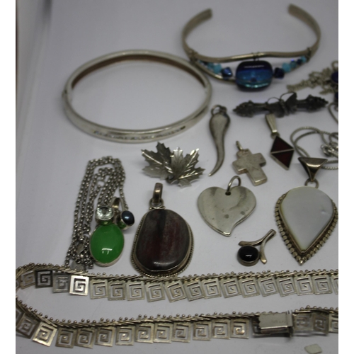 380 - QUANTITY OF SILVER (APPROX 150g) AND SILVER COLOURED JEWELLERY INCLUDING PENDANTS, NECKLACES, BANGLE... 