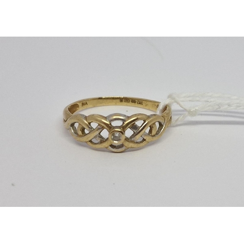 385 - GOLD CELTIC PATTERN RING MARKED 375 WITH SINGLE DIAMOND 2.2g SIZE U