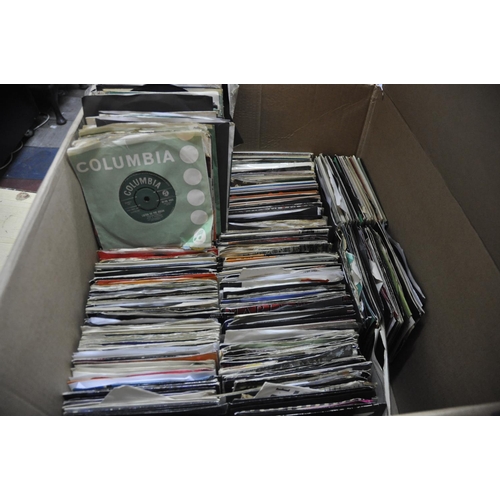 182 - BOX VINYL SINGLES