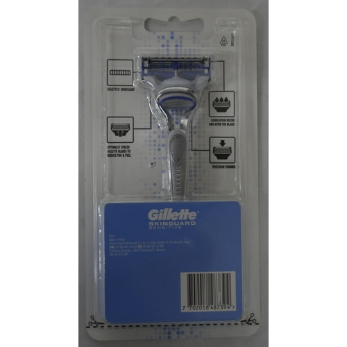 91 - 3 GILLETTE SKINGUARD SENSITIVE RAZORS