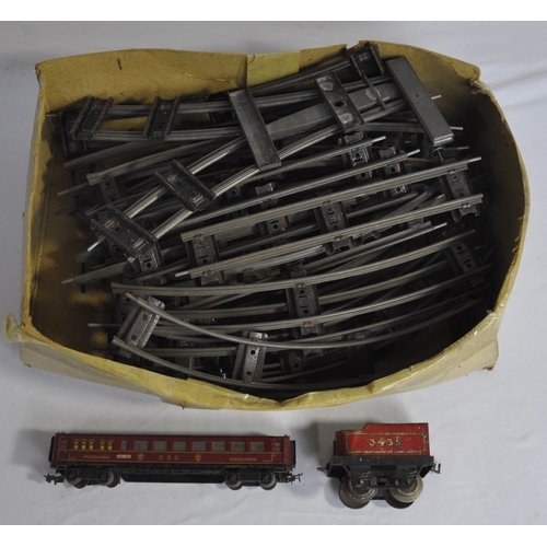 127 - TRAIN TRACK AND 2 CARRIAGES - DAMAGED AND BUNDLE FISHING RODS (INCOMPLETE