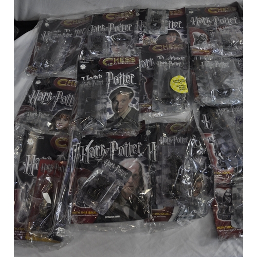 134 - QUANTITY OF HARRY POTTER MAGAZINES WITH CHESS BOARD BASE AND CHESS PIECES