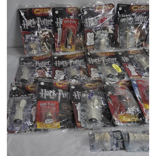 134 - QUANTITY OF HARRY POTTER MAGAZINES WITH CHESS BOARD BASE AND CHESS PIECES