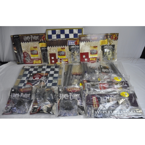 134 - QUANTITY OF HARRY POTTER MAGAZINES WITH CHESS BOARD BASE AND CHESS PIECES