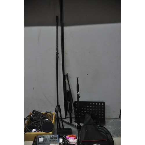 329 - MISCELLANEOUS SOUND AND MUSIC EQUIPMENT - ZOOM RHYTHMTRAK RT-323, ZOOM 607 BASS, SHEET MUSIC STAND, ... 