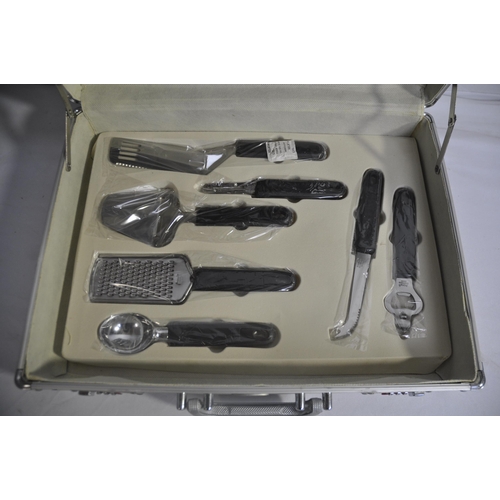 34 - PRIMA 32 PIECE CARVING KNIFE AND CUTLERY SET (A51)